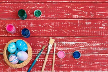 Paskalya yumurtası boyama işlemi. Paskalya için hazırlanılıyor.