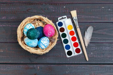 Paskalya yumurtası boyama işlemi. Paskalya için hazırlanılıyor.