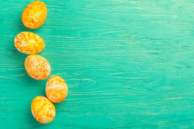 Ahşap arka planda sarı paskalya yumurtaları