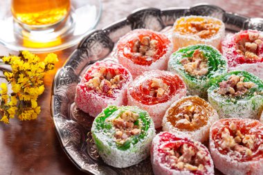 Türkçe zevkli lokum ve siyah çay parçaları.