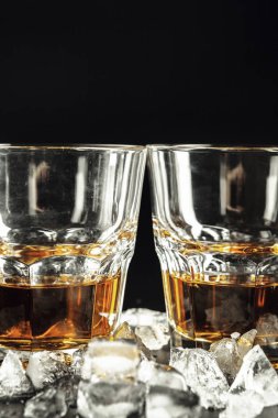 Kırsal ahşap arka planda viski ve buz