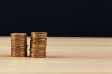 Çalışma masasında para yığınları