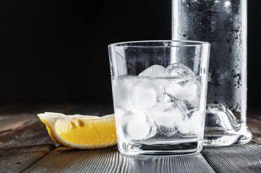 Kırsal ahşap arka planda shot bardaklarında votka