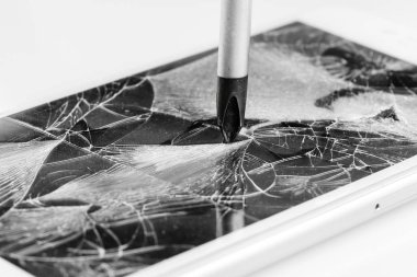 Bozuk ekranlı cep telefonu