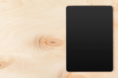 Tahta masadaki dijital tablet