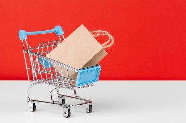 Kağıt torbalı küçük alışveriş arabası.