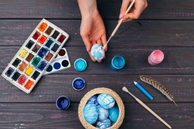 Paskalya yumurtalarını boyayan kadın eller