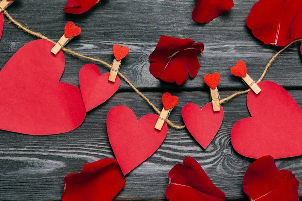 Kırmızı Kağıt Kalpler Medya Eski Ahşap Üzerine Koymayı Sever — Stok fotoğraf