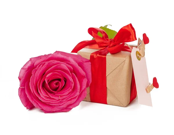 Κουτί Δώρου Και Τριαντάφυλλο Απομονωμένο Στο Λευκό — Φωτογραφία Αρχείου