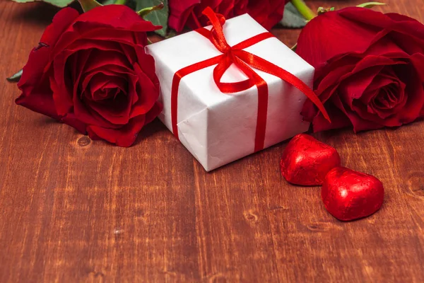 Güzel güller ve hediye kutusu