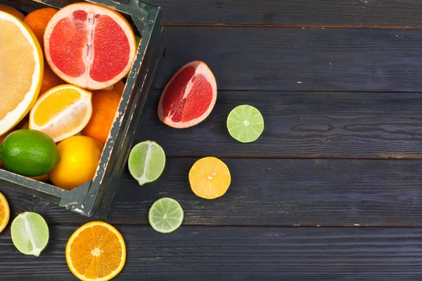 Siyah ahşap arka planda turunçgillerin parlak bileşimi