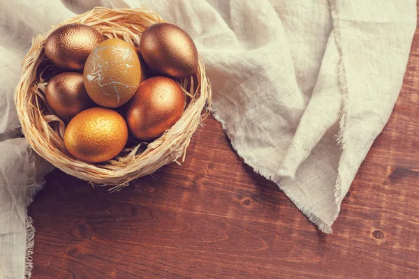 Χρυσά Πασχαλινά Αυγά Ξύλινο Φόντο — Φωτογραφία Αρχείου