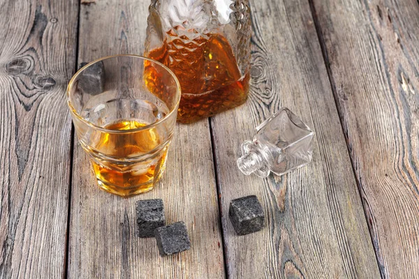 Whiskey Ital Üvegben Kővel Alkohol Háttér — Stock Fotó