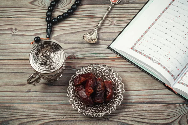Der Offene Heilige Qran Mit Tasbih Rosenkranz Perlen Nahaufnahme — Stockfoto