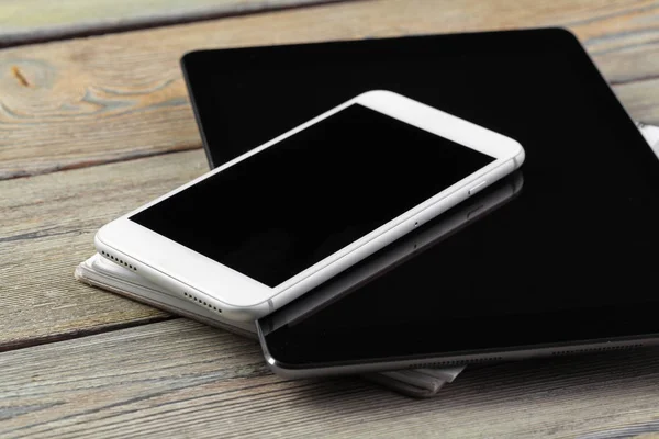 dijital tablet ve akıllı telefon masada.