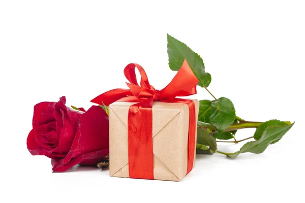 Κουτί Δώρου Και Τριαντάφυλλο Απομονωμένο Στο Λευκό — Φωτογραφία Αρχείου