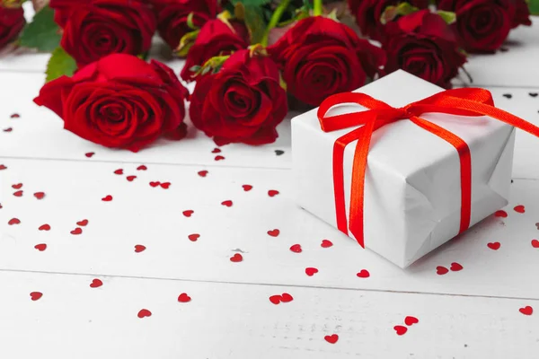 Día San Valentín Rosas Rojas Caja Regalo Mesa Madera — Foto de Stock