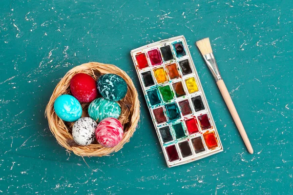 Paskalya yumurtası boyama işlemi. Paskalya için hazırlanılıyor.