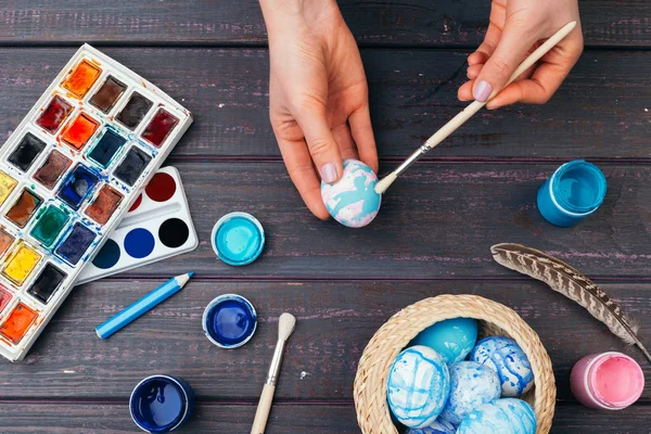 Paskalya yumurtalarını boyayan kadın eller