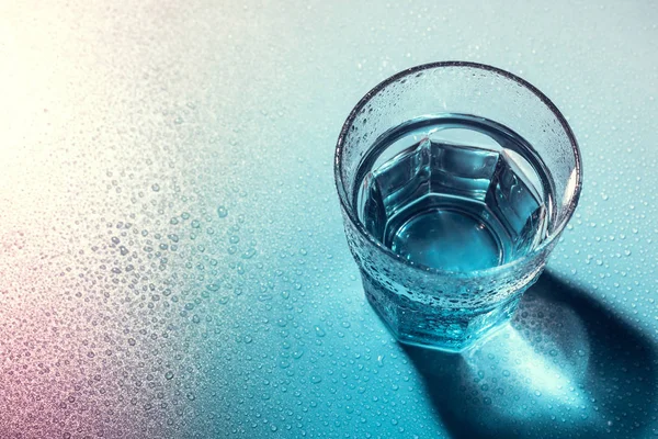 Bir bardak su. Yaklaş.