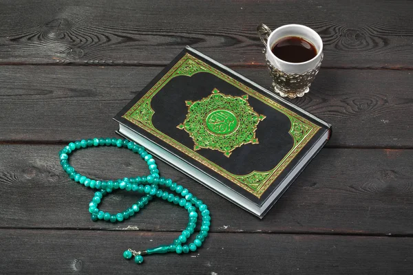 Üç aydır. Tespih boncuklu İslam Kutsal Kitap Kuran 'ı. Ramazan kavramı 