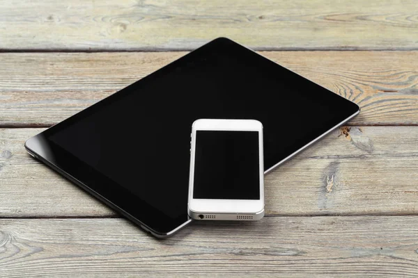 dijital tablet ve akıllı telefon masada.