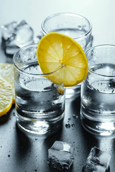 Kall Vodka Shotglasögon Svart Bakgrund — Stockfoto
