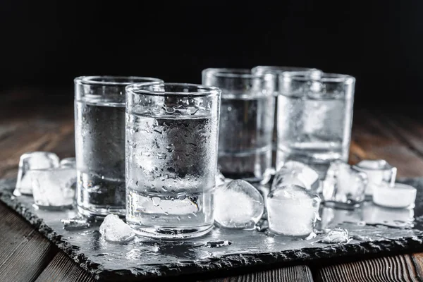 Vodka Felespoharakban Rusztikus Háttér — Stock Fotó