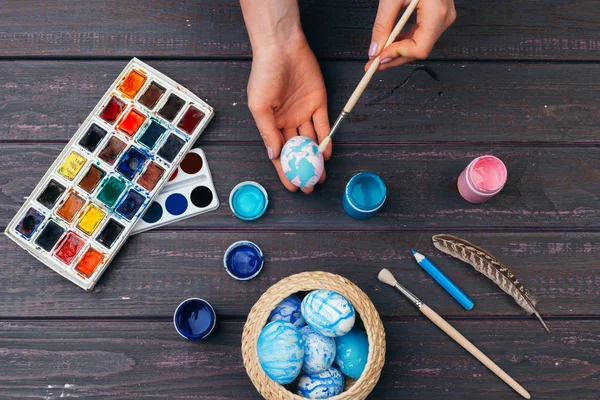Paskalya yumurtalarını boyayan kadın eller