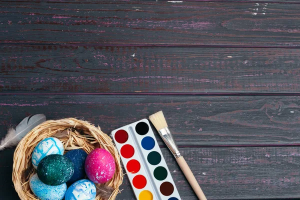 Paskalya yumurtası boyama işlemi. Paskalya için hazırlanılıyor.