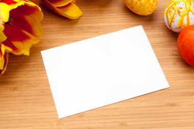 Paskalya yumurtaları ile Lale ahşap tahta, Paskalya tatil kavramı üzerinde. Boşaltmak için metin