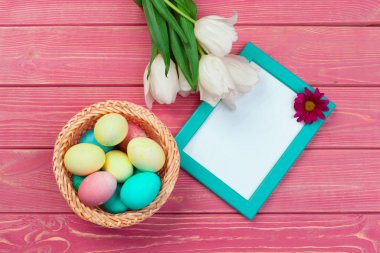 Paskalya arkaplanı laleler, yumurtalar. Kopyalama alanı olan üst görünüm