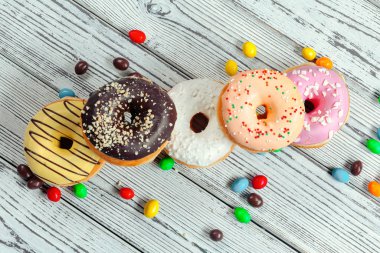 Ahşap arka planda jöleli çörekler