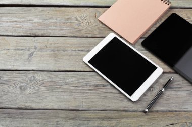 Çalışma yeri, ahşap masa.