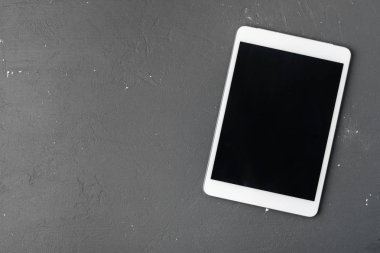 Ofis masasında dijital tablet