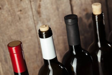 Ahşap arka planda bir şişe şarap.