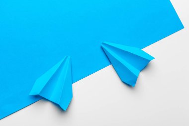 İş liderliği, finansal konsept. Mavi kağıt uçak