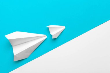 Pastel renkli arka planda kağıt uçaklar. çocukluk, özgürlük ve çeşitlilik kavramı