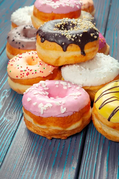 Donuts Acristalados Sobre Fondo Madera — Foto de Stock