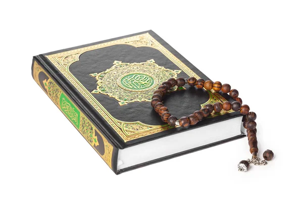 Islamischer Koran Und Perlen Auf Weißem Hintergrund — Stockfoto