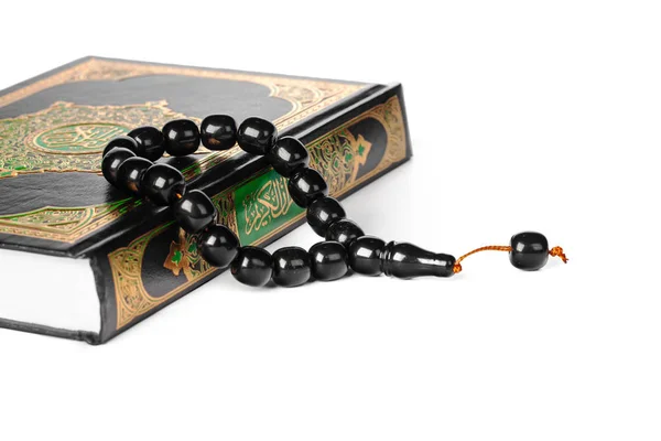 Islamischer Koran Und Perlen Auf Weißem Hintergrund — Stockfoto