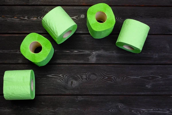 Rollos Papel Higiénico Verde Sobre Fondo Madera Negro — Foto de Stock