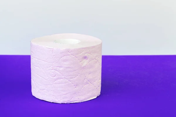 Rollos Papel Higiénico Aislados Sobre Mesa Blanca Con Fondo Púrpura —  Fotos de Stock