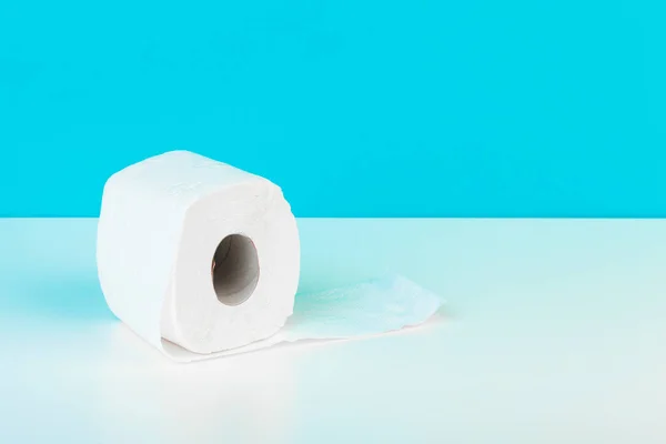 Papel Higiénico Aislado Sobre Mesa Blanca Con Fondo Azul Producto — Foto de Stock