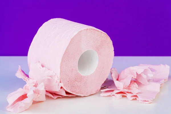 Rollos Papel Higiénico Aislados Sobre Mesa Blanca Con Fondo Púrpura —  Fotos de Stock