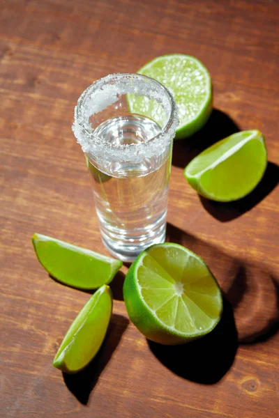 Tequila Silver Skott Med Lime Skivor Och Salt Träskiva — Stockfoto