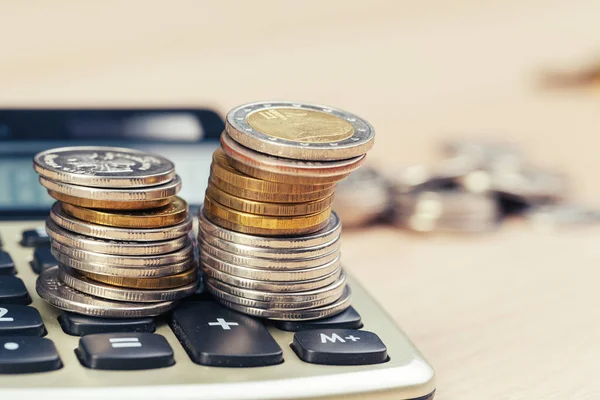 Stapel Munten Rekenmachine Concept Idee Voor Zakelijke Financiering — Stockfoto