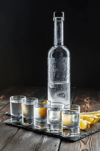 Vodka Vasos Chupito Sobre Fondo Rústico Madera — Foto de Stock