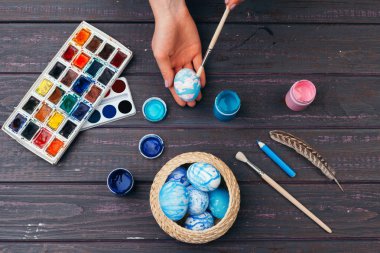 Paskalya yumurtalarını boyayan kadın eller