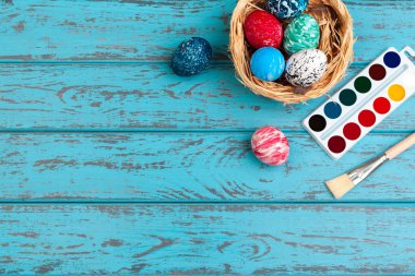 Paskalya yumurtası boyama işlemi. Paskalya için hazırlanılıyor.